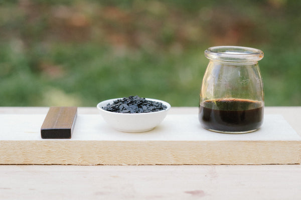 Black shellac flake — the deepest color in the wax-containing line