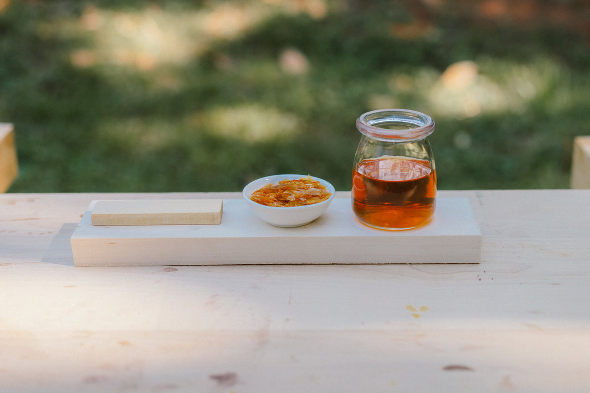 Dewaxed blonde shellac flake — pale golden grade