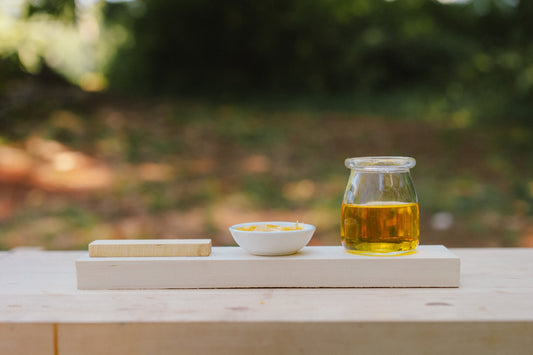 Dewaxed platina shellac flake — the palest dewaxed grade, near-colorless