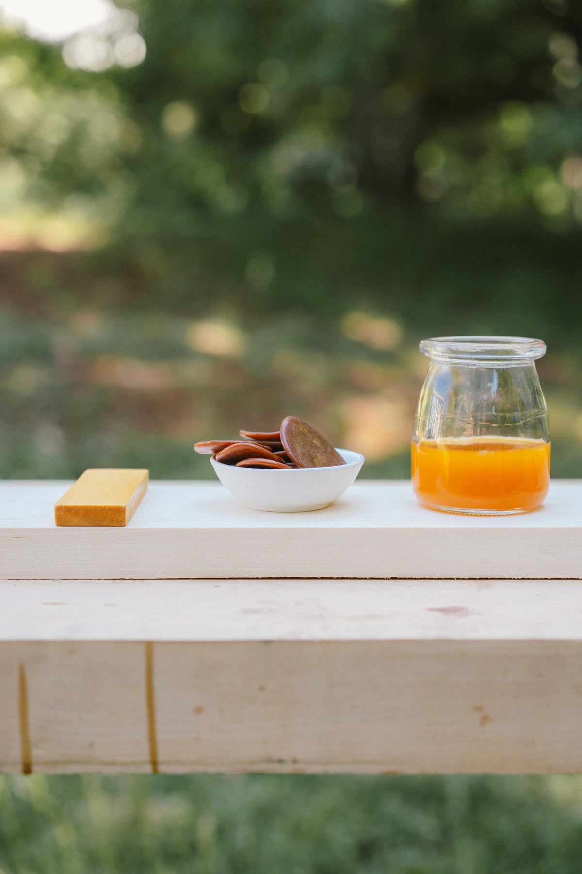 Kusmi #1 button lac — caramel-amber, hand-refined cottage-form shellac
