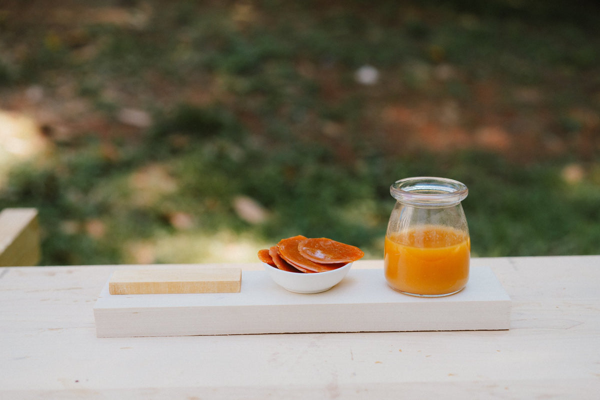 Kusmi Delux Super thin button-lac discs with a jar of dissolved shellac